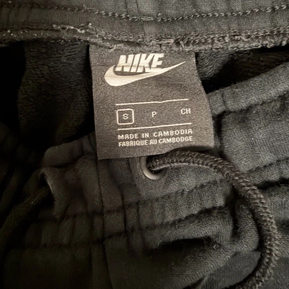 Nike Cuffed Sweatpants - Picture 2 of 2
